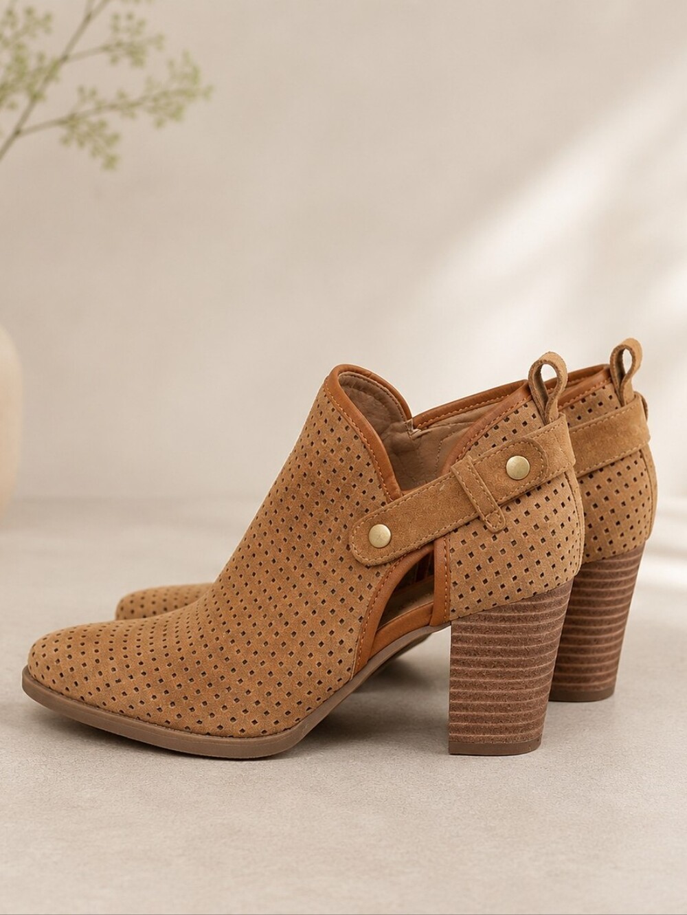 Franco Sarto Women’s Tan Suede Perforated Block Heel Booties Size 5 - Picture 2 of 6